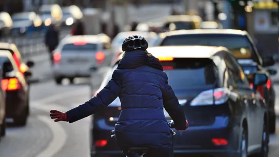 Un ciclista circulando en carretera Por que se producen cada vez mas accidentes de trafico con ciclistas