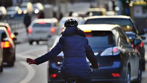 Un ciclista circulando en carretera Por que se producen cada vez mas accidentes de trafico con ciclistas