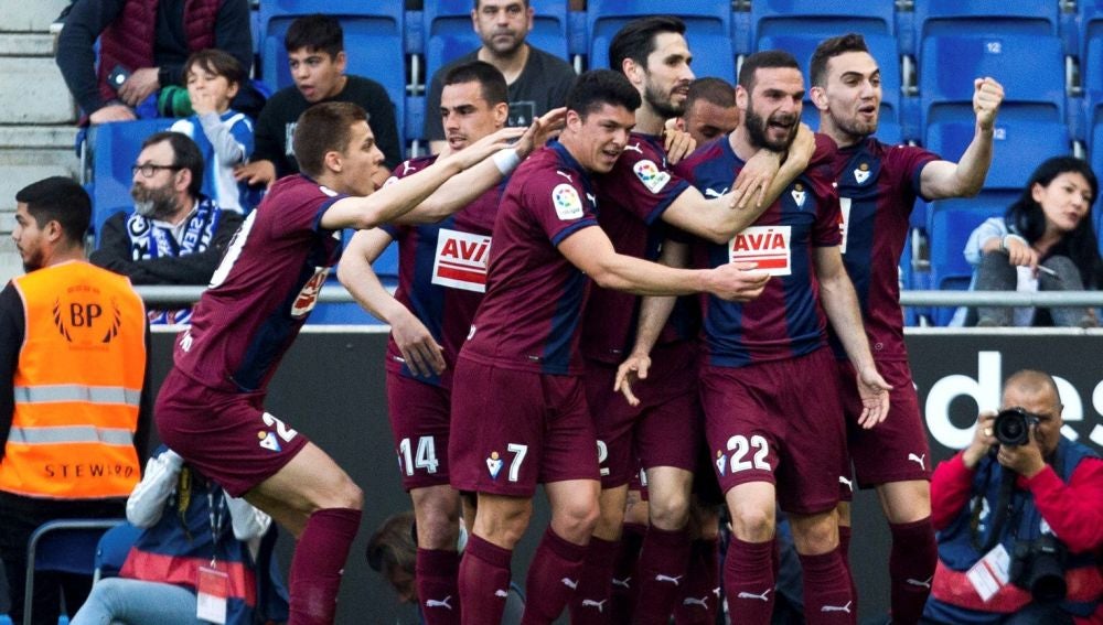 Los jugadores del Eibar celebran el gol de Lombán contra el Espanyol