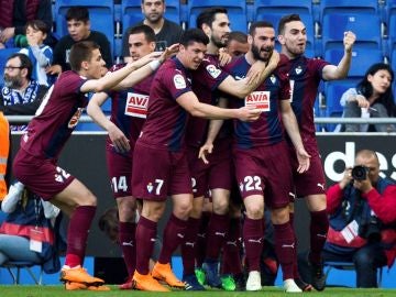 Los jugadores del Eibar celebran el gol de Lombán contra el Espanyol