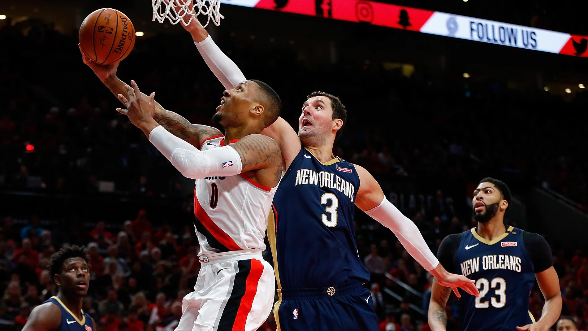 Mirotic intenta taponar a Damian Lillard en su penetración a canasta Mirotic intenta taponar a Damian Lillard en su penetración a canasta