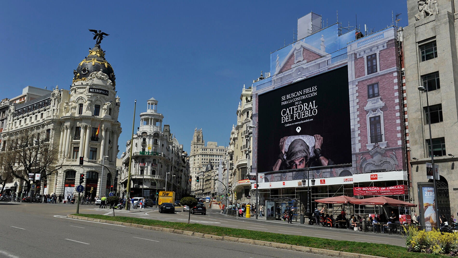 As&iacute; se coloc&oacute; la lona de 'La Catedral del Mar' en pleno centro de Madrid