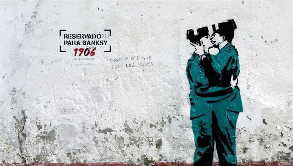 Imagen de dos guardias civiles besándose que podría ser de Banksy