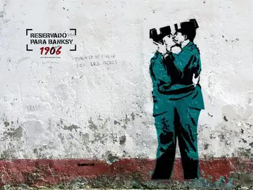 Imagen de dos guardias civiles besándose que podría ser de Banksy Imagen de dos guardias civiles besándose que podría ser de Banksy
