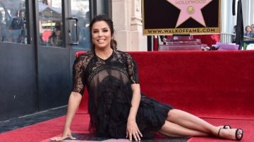 Eva Longoria con su estrella en el paseo de la fama de Hollywood