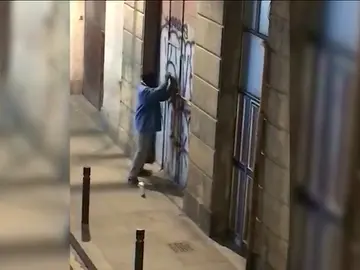 Un "revientapisos" fuerza la puerta de una vivienda para convertirla en un narcopiso Un "revientapisos" fuerza la puerta de una vivienda para convertirla en un narcopiso