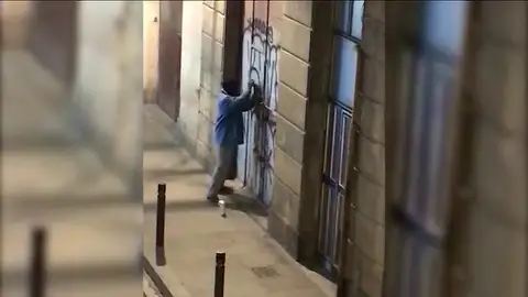 Un "revientapisos" fuerza la puerta de una vivienda para convertirla en un narcopiso Un "revientapisos" fuerza la puerta de una vivienda para convertirla en un narcopiso