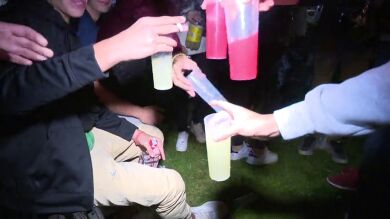 Sanciones a los padres que permitan beber a sus hijos menores, una medida en la mesa del Gobierno