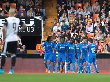 Los jugadores del Getafe celebran uno de los goles de Remy contra el Valencia Los jugadores del Getafe celebran uno de los goles de Remy contra el Valencia