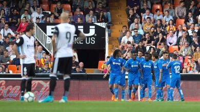 Remy y el Getafe toman Mestalla y alejan al Valencia de la tercera plaza