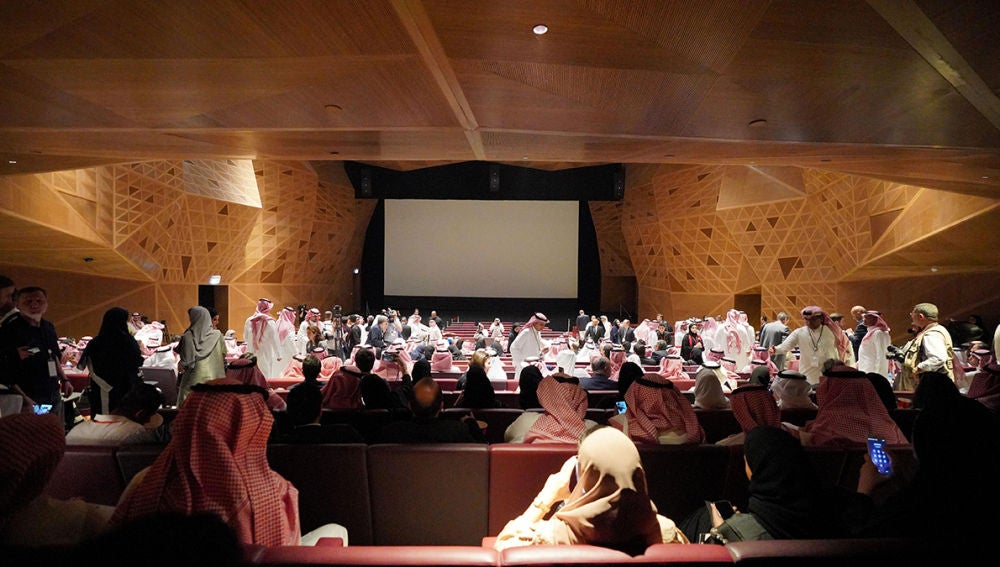 Imagen de la inauguración del cine en Arabia Saudí
