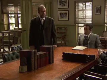 Raimundo y Carmelo, incrédulos ante las palabras del agobado del general Pérez de Ayala Raimundo y Carmelo, incrédulos ante las palabras del agobado del general Pérez de Ayala