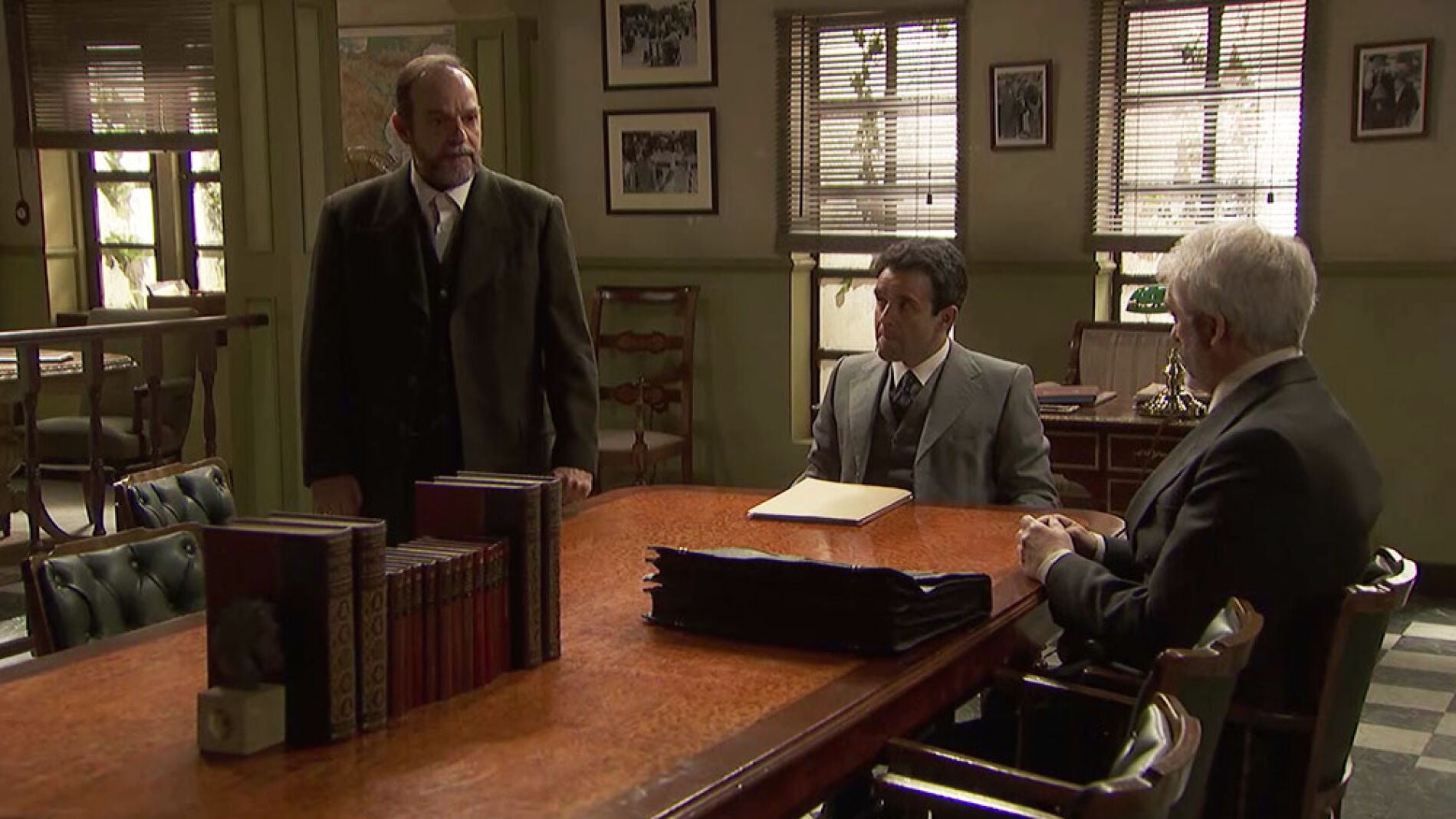  Raimundo y Carmelo, incr&eacute;dulos ante las palabras del agobado del general P&eacute;rez de Ayala