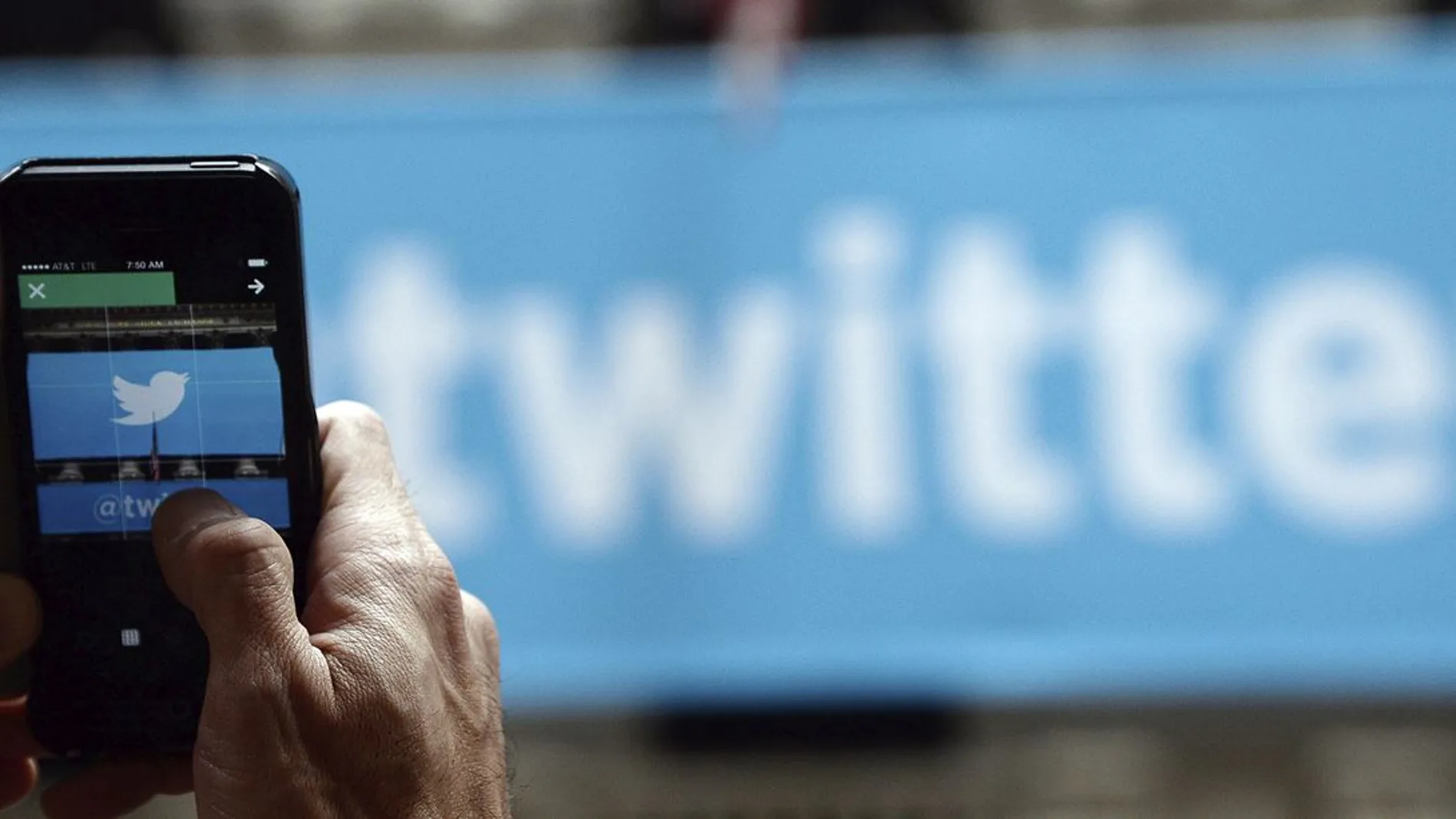 Una persona con Twitter en su móvil Una persona con Twitter en su móvil