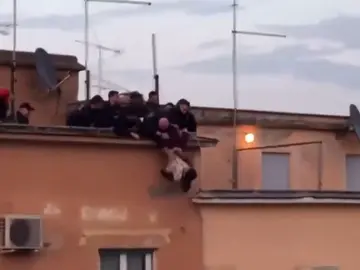Salvan a un joven que se lanzó desde una azotea en Roma Salvan a un joven que se lanzó desde una azotea en Roma