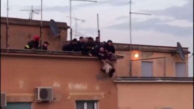 Los bomberos salvan a un joven que se lanzó desde una azotea en Roma