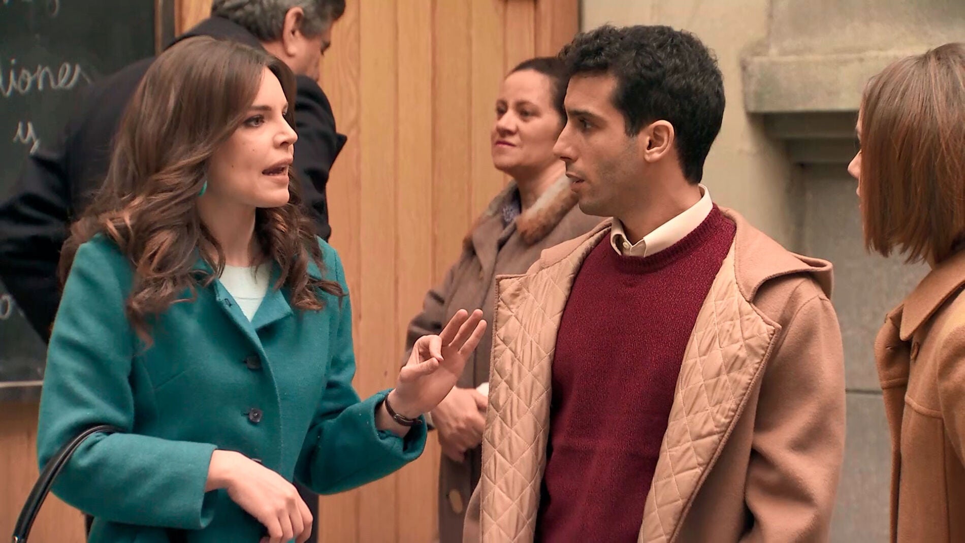 Mar&iacute;a y Laura se enfrentan tras el beso con Ignacio en p&uacute;blico