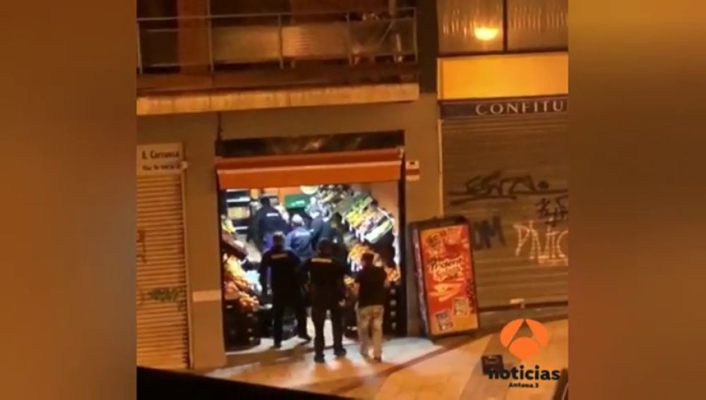 Un frutero de Bilbao deja encerrados a dos ladrones que intentaron robar en su negocio