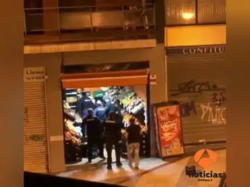 Un frutero de Bilbao deja encerrados a dos ladrones que intentaron robar en su negocio Un frutero de Bilbao deja encerrados a dos ladrones que intentaron robar en su negocio