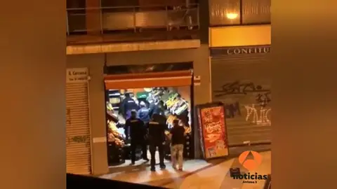 Un frutero de Bilbao deja encerrados a dos ladrones que intentaron robar en su negocio Un frutero de Bilbao deja encerrados a dos ladrones que intentaron robar en su negocio