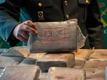 Un Guardia Civil muestra la cocaína incautada Un Guardia Civil muestra la cocaína incautada