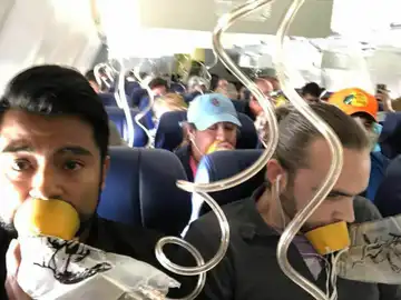 Pasajeros durante el vuelo que sufrió un fallo en su motor Pasajeros durante el vuelo que sufrió un fallo en su motor