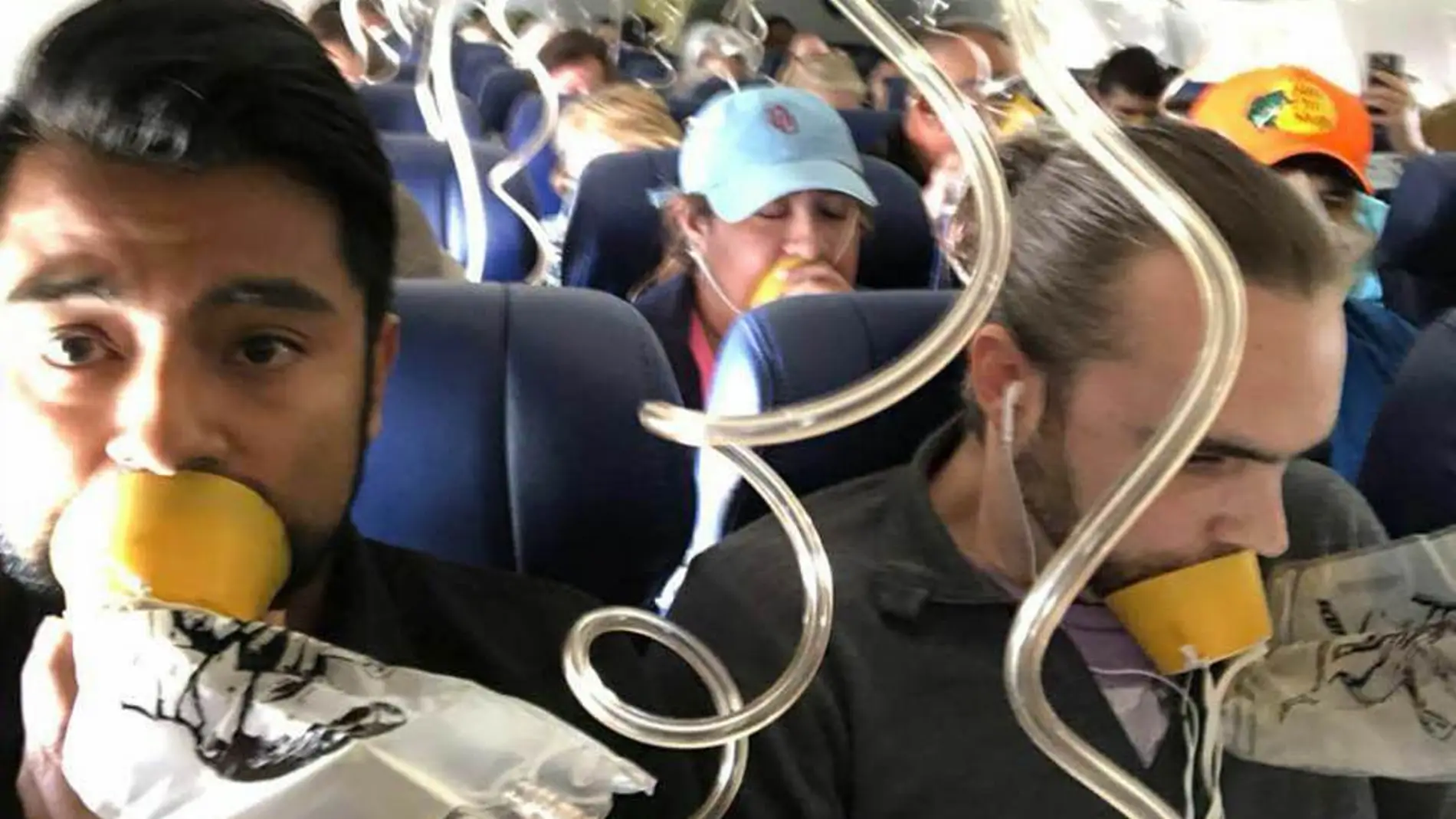 Pasajeros durante el vuelo que sufrió un fallo en su motor Pasajeros durante el vuelo que sufrió un fallo en su motor