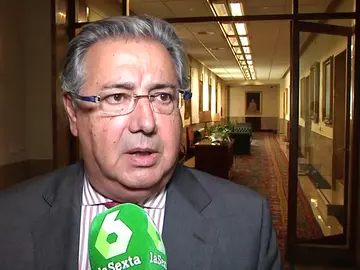 Zoido: "ETA no consiguió nada por dejar de matar y no lo conseguirá por disolverse" Zoido: "ETA no consiguió nada por dejar de matar y no lo conseguirá por disolverse"