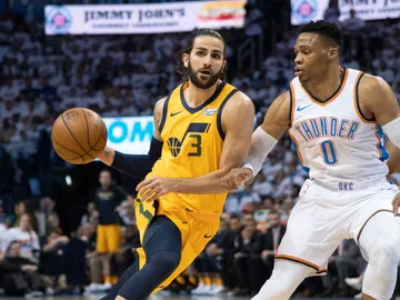 Ricky Rubio ataca mientras es defendido por Russell Westbrook Ricky Rubio ataca mientras es defendido por Russell Westbrook