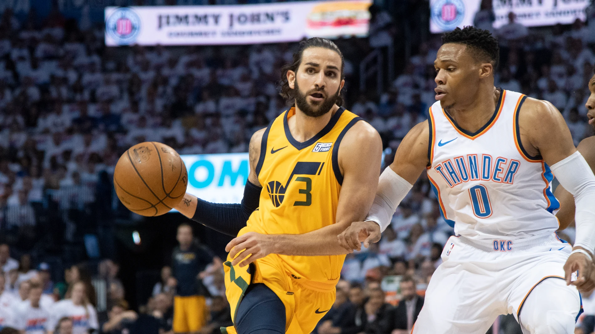 Ricky Rubio ataca mientras es defendido por Russell Westbrook Ricky Rubio ataca mientras es defendido por Russell Westbrook