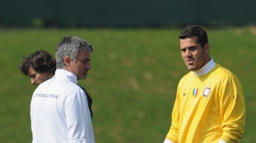 Mourinho y Julio César, en un entrenamiento durante su etapa en el Inter