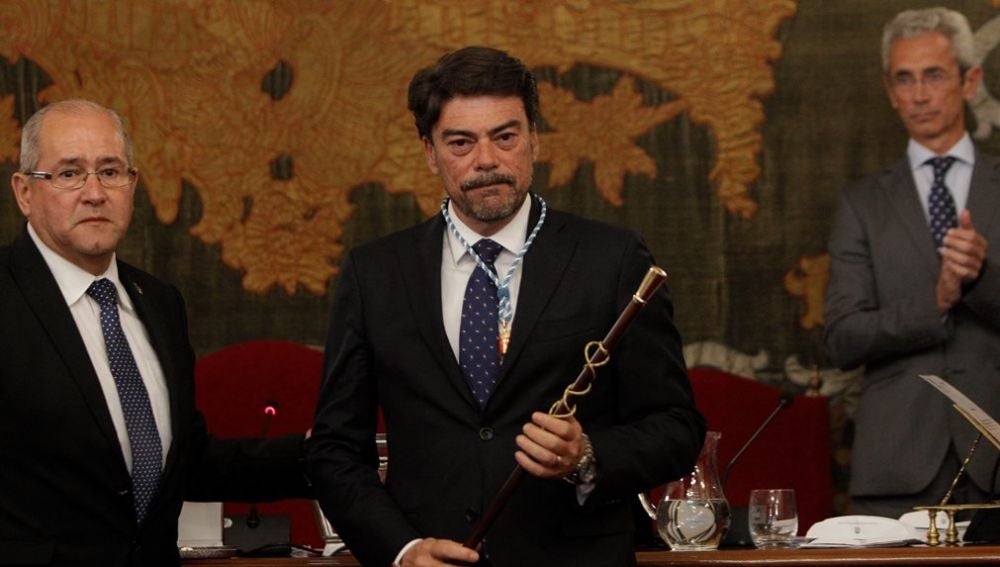 El concejal del PP, Luis Barcala, con la vara de mando tras resultar elegido como alcalde del ayuntamiento de Alicante