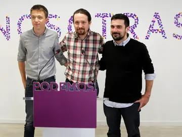 Pablo Iglesias escoltado por Íñigo Errejón y Ramón Espinar Pablo Iglesias escoltado por Íñigo Errejón y Ramón Espinar