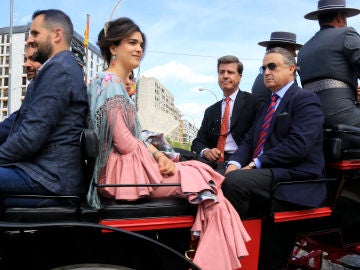 Cayetano Martínez de Irujo junto a su novia y unos amigos en la calesa Cayetano Martínez de Irujo junto a su novia y unos amigos en la calesa