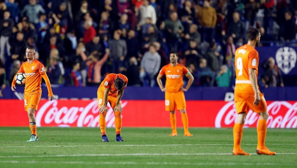 Los jugadores del Málaga, abatidos tras el gol de Boateng que les manda a Segunda