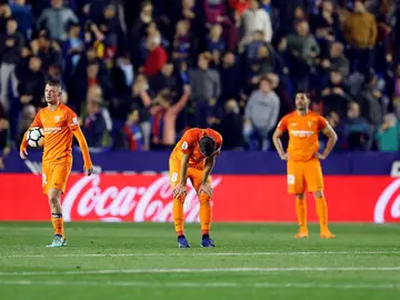 Los jugadores del Málaga, abatidos tras el gol de Boateng que les manda a Segunda Los jugadores del Málaga, abatidos tras el gol de Boateng que les manda a Segunda