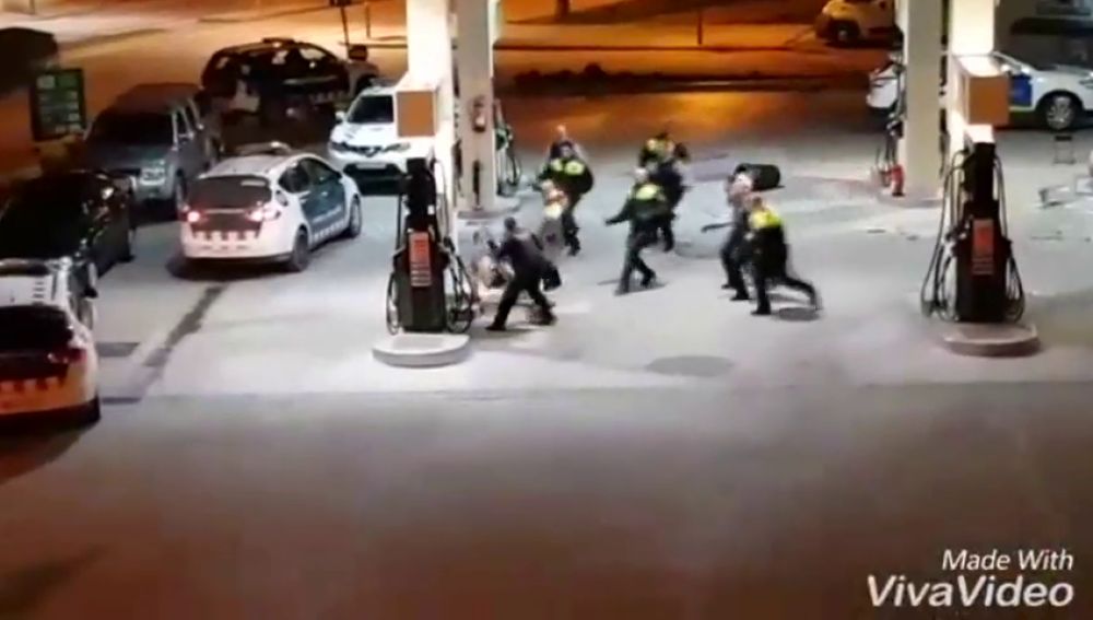 Amenaza con una motosierra a diez policías