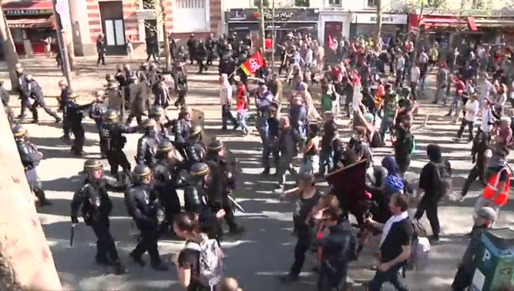 Cien marchas en Francia contra Macron