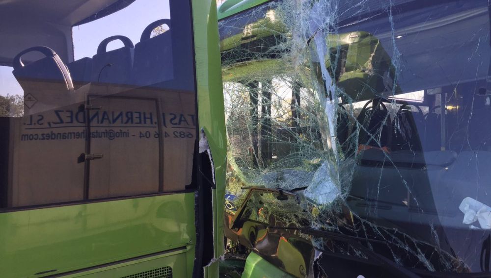 Los dos autobuses tras la colisión