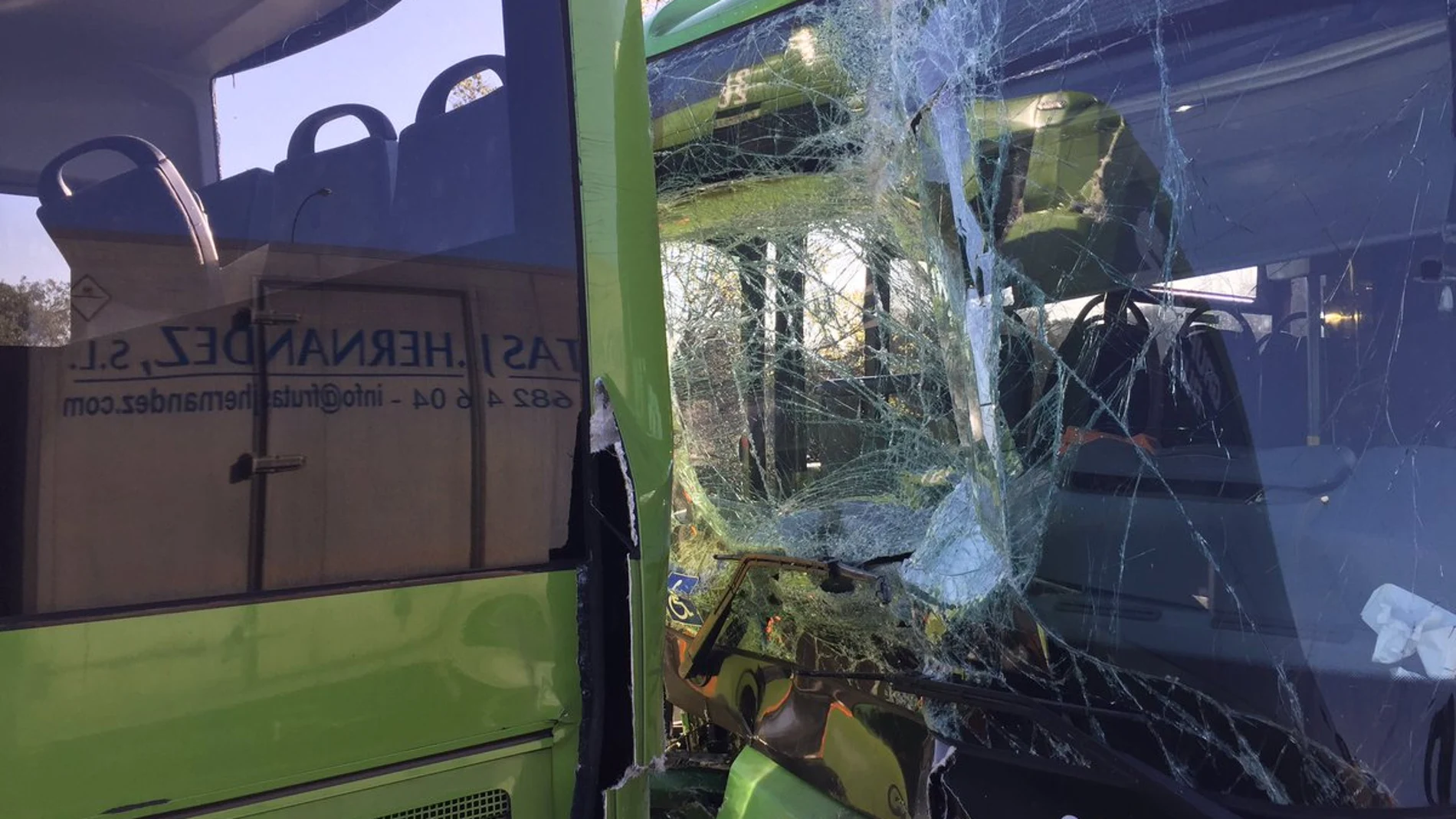Los dos autobuses tras la colisión Los dos autobuses tras la colisión