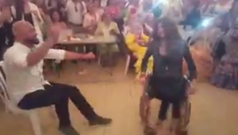 Joven bailando en silla de ruedas en la Feria de abril