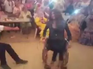 Joven bailando en silla de ruedas en la Feria de abril Joven bailando en silla de ruedas en la Feria de abril