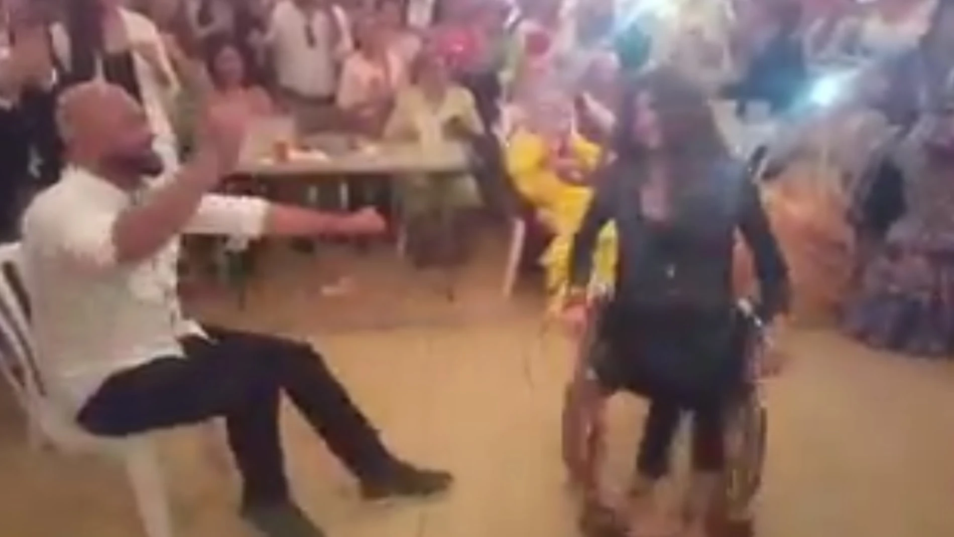 Joven bailando en silla de ruedas en la Feria de abril Joven bailando en silla de ruedas en la Feria de abril