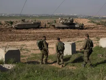 Soldados israelíes montan guardia en la frontera entre Israel y Gaza Soldados israelíes montan guardia en la frontera entre Israel y Gaza
