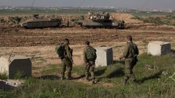 Soldados israelíes montan guardia en la frontera entre Israel y Gaza