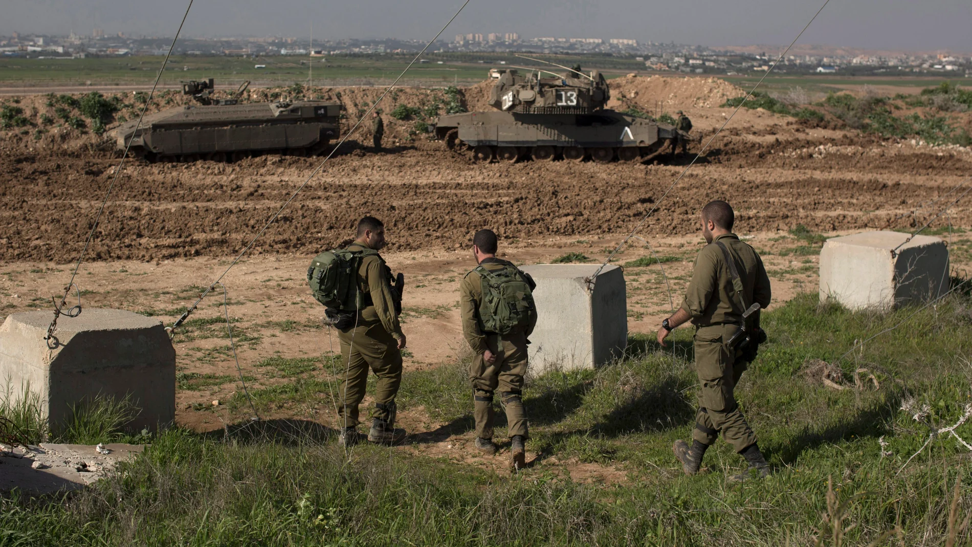 Soldados israelíes montan guardia en la frontera entre Israel y Gaza Soldados israelíes montan guardia en la frontera entre Israel y Gaza