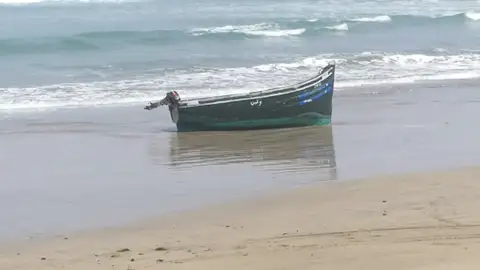 Llega a Famara, Lanzarote, una patera con inmigrantes y fardos de hachís Llega a Famara, Lanzarote, una patera con inmigrantes y fardos de hachís