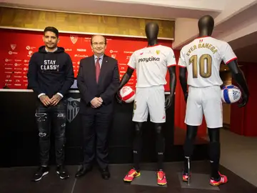 Éver Banega y Pepe Castro, junto a la equipación hispalense para la final de Copa Éver Banega y Pepe Castro, junto a la equipación hispalense para la final de Copa
