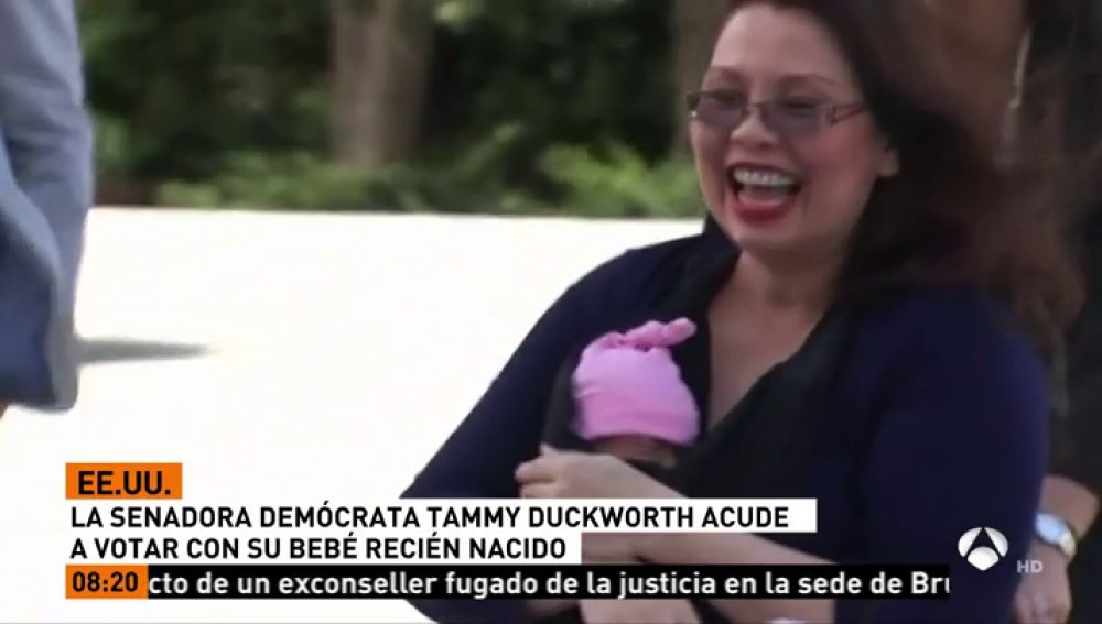 Una senadora estadounidense acude a votar con su bebé