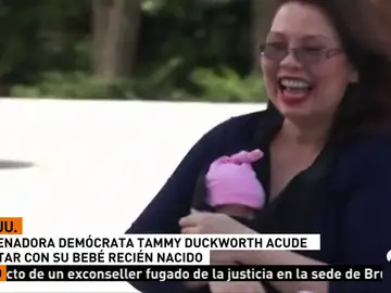 Una senadora estadounidense acude a votar con su bebé Una senadora estadounidense acude a votar con su bebé